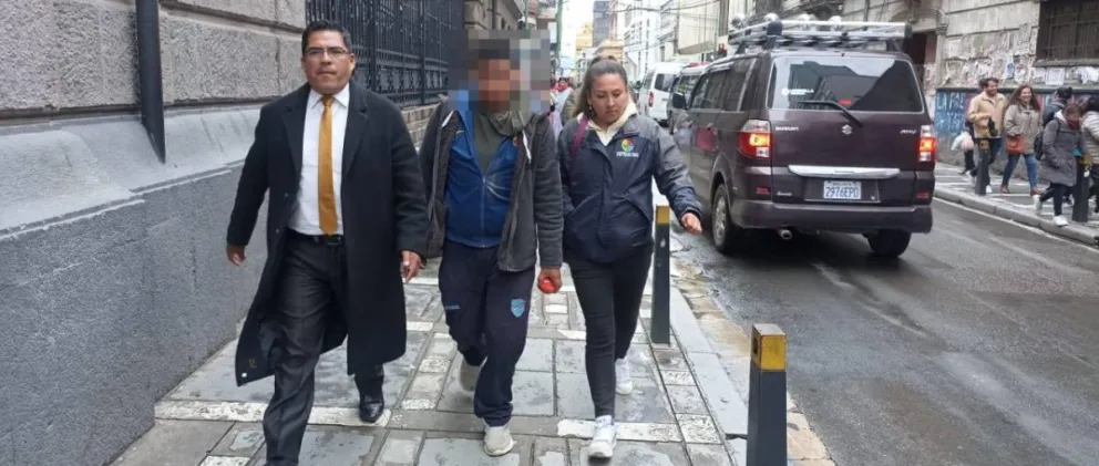 Juan junto a personal de la Defensoría del Pueblo. FOTO: Defensoría del Pueblo