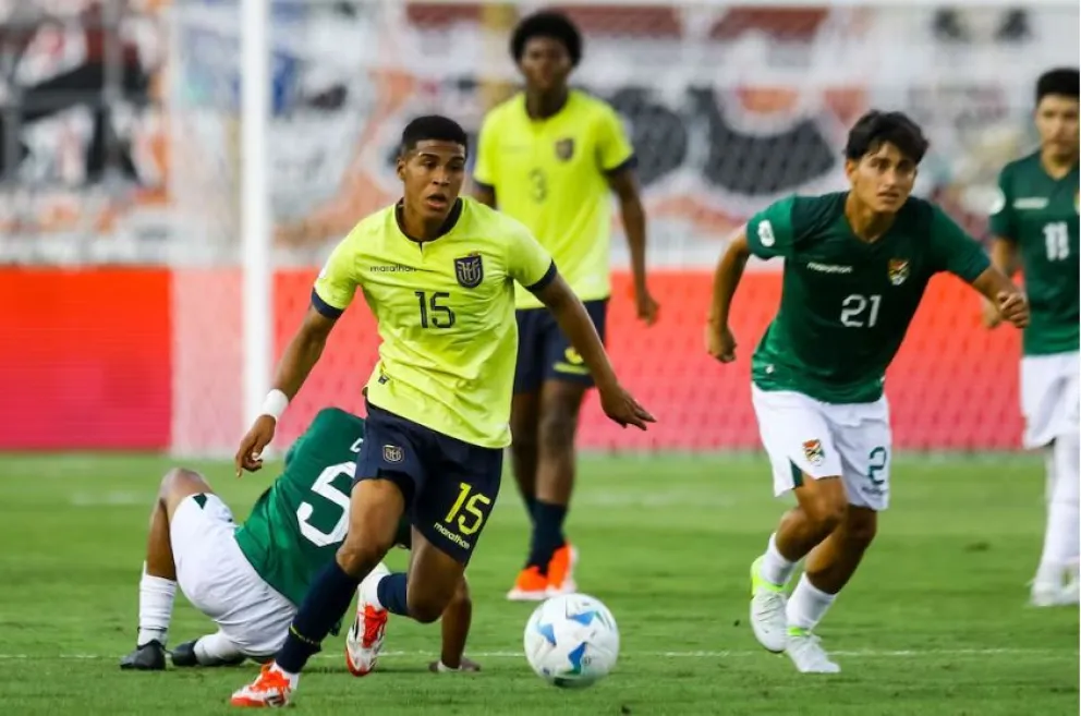 Una incidencia del juego que se disputó en la localidad de Valencia. Foto. Universo