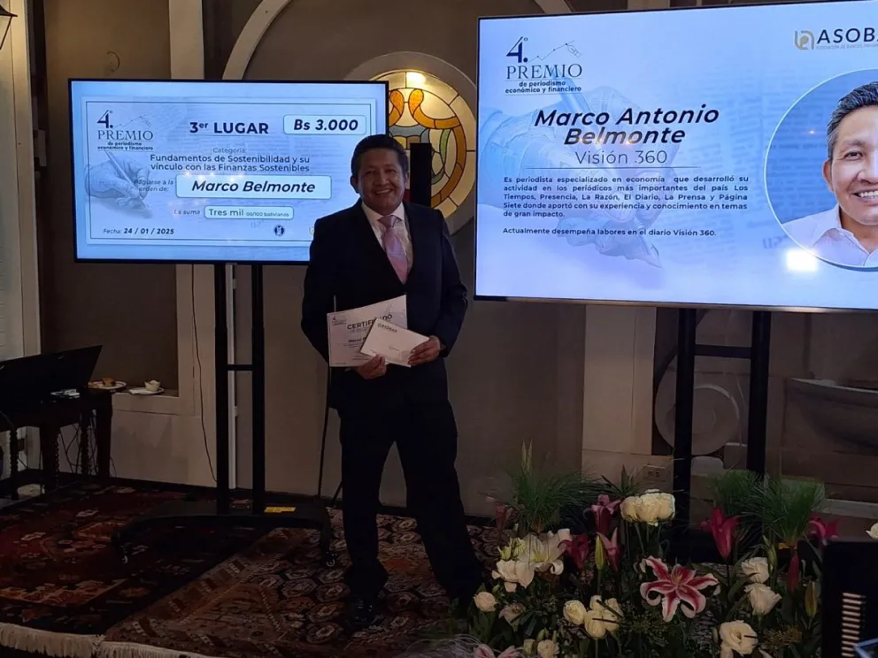 Marco Belmonte muestra el premio que fue entregado esta noche. FOTO: Jorge Soruco / Visión 360