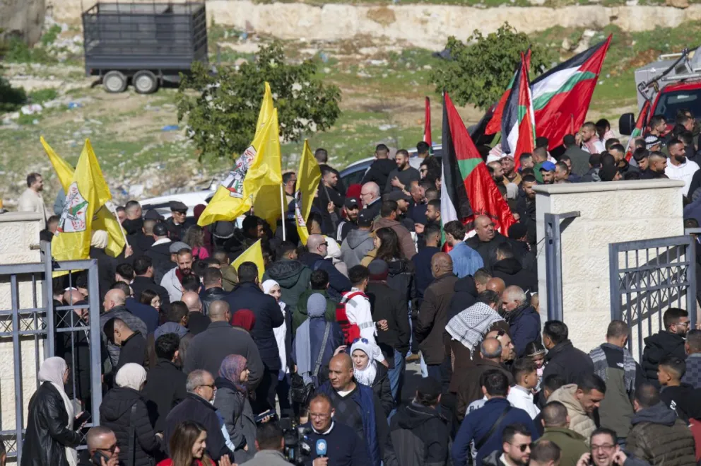 Palestinos esperan en el Centro recreacional de Ramala la llegada de los presos liberados. Foto: EFE