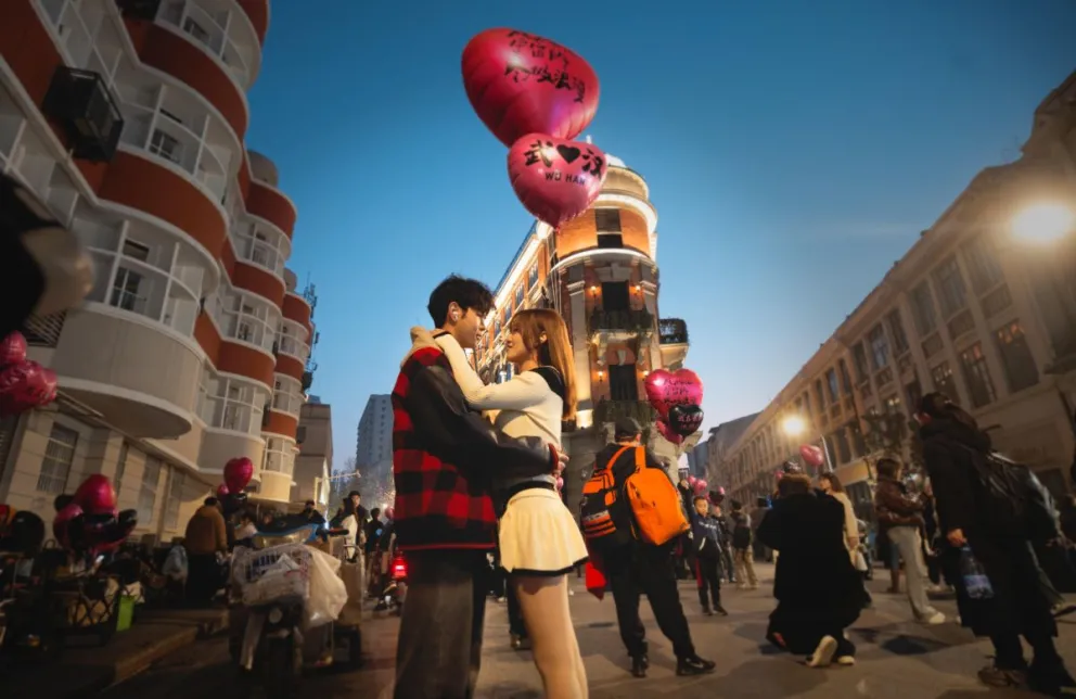 Una pareja se mira frente a Bagong House, un lugar popular entre los jóvenes, en Wuhan, provincia de Hubei, China. Foto: EFE