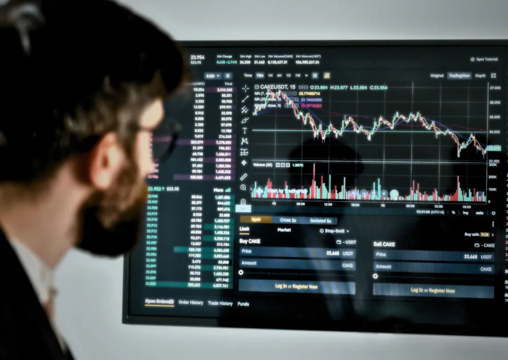 Una persona mira indicadores (imagen referencial).