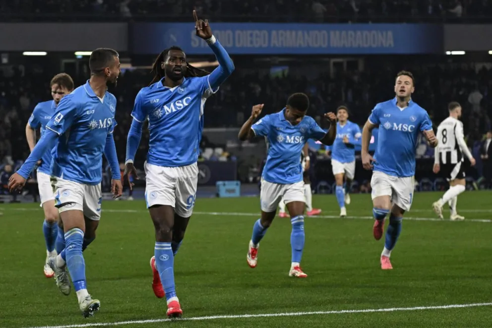 Jugadores de Nápoles celebran por uno de sus goles convertidos. Foto: EFE.