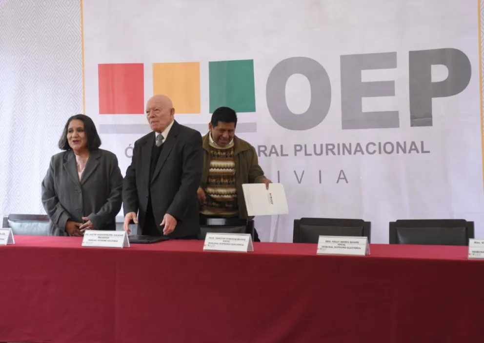 El presidente y dos vocales del TSE en una imagen de archivo. Foto: APG