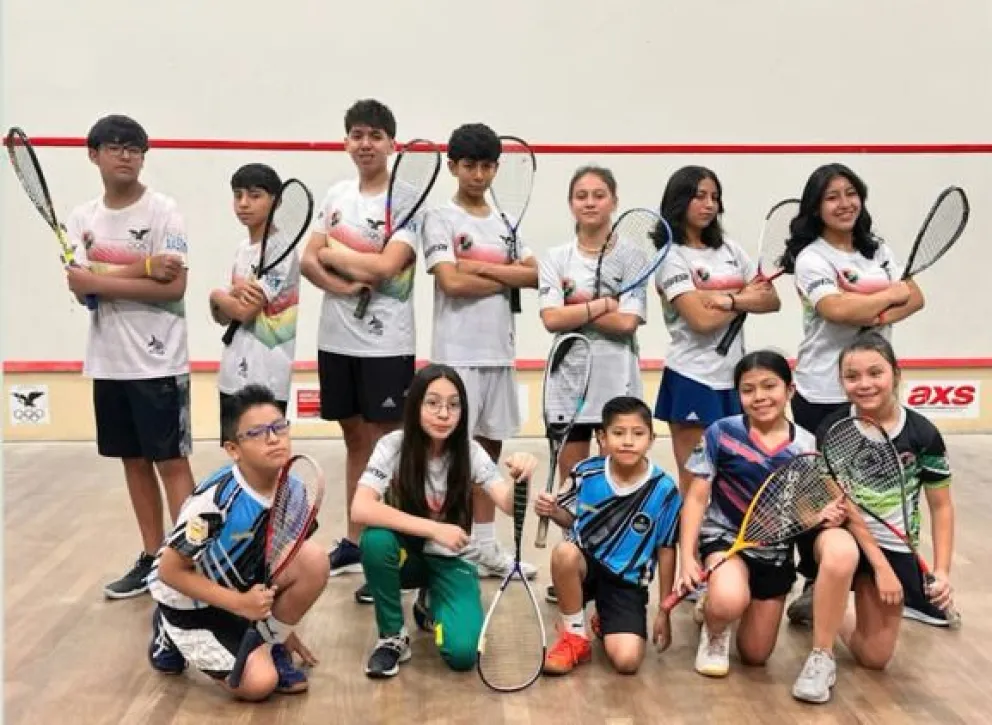 Los 12 integrantes del equipo nacional. Foto: FEBOSQUASH.