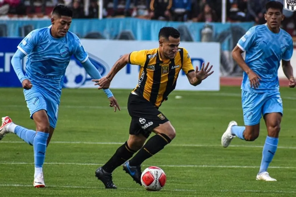 El colombiano Michael Ortega (centro) se lleva la pelota en el último clásico con Bolívar. Foto: club The Strongest