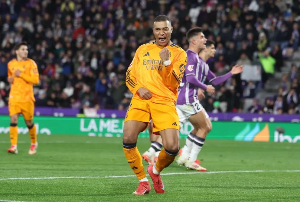 El delantero francés Kylian Mbappé, jugador del Real Madrid, celebra uno de sus goles en la goleada al Valladolid. Foto: EFE