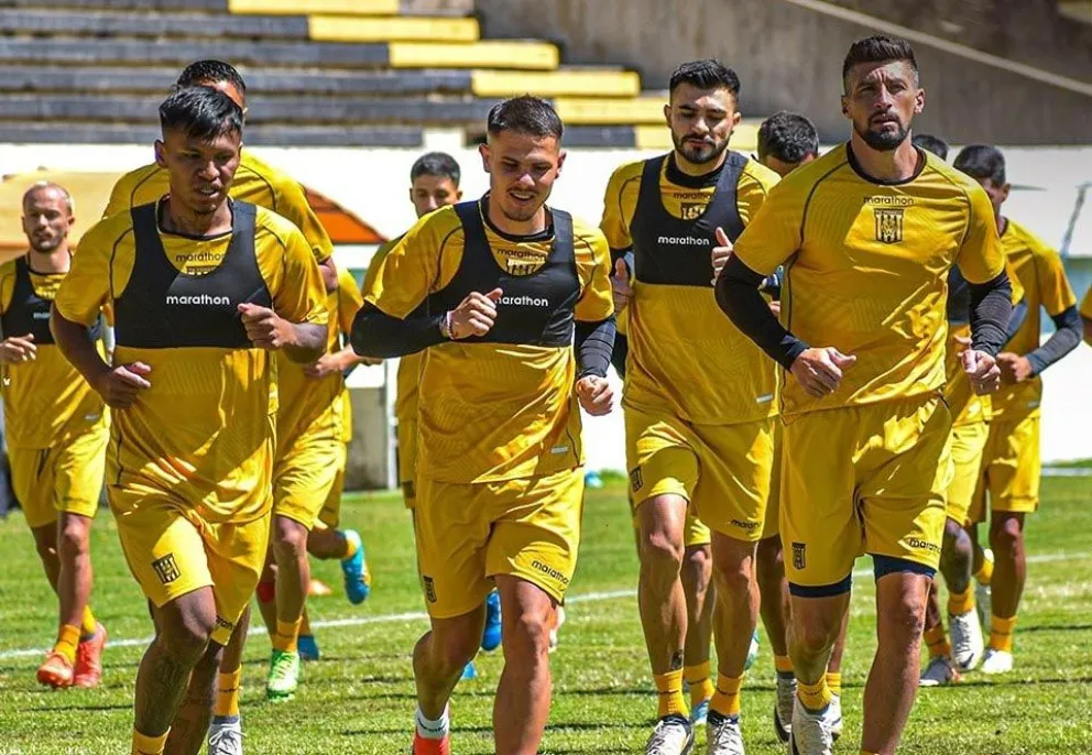 Jugadores atigrados en uno de los entrenamientos de pretemporada en su estadio de Achumani. Foto: club The Strongest