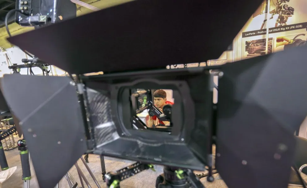 Fotografía de archivo en donde se contempla una cámara videográfica. Foto: EFE