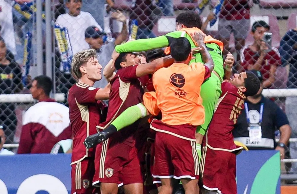 Jugadores de la selección venezolana celebran su victoria sobre Perú. Foto: Conmebol
