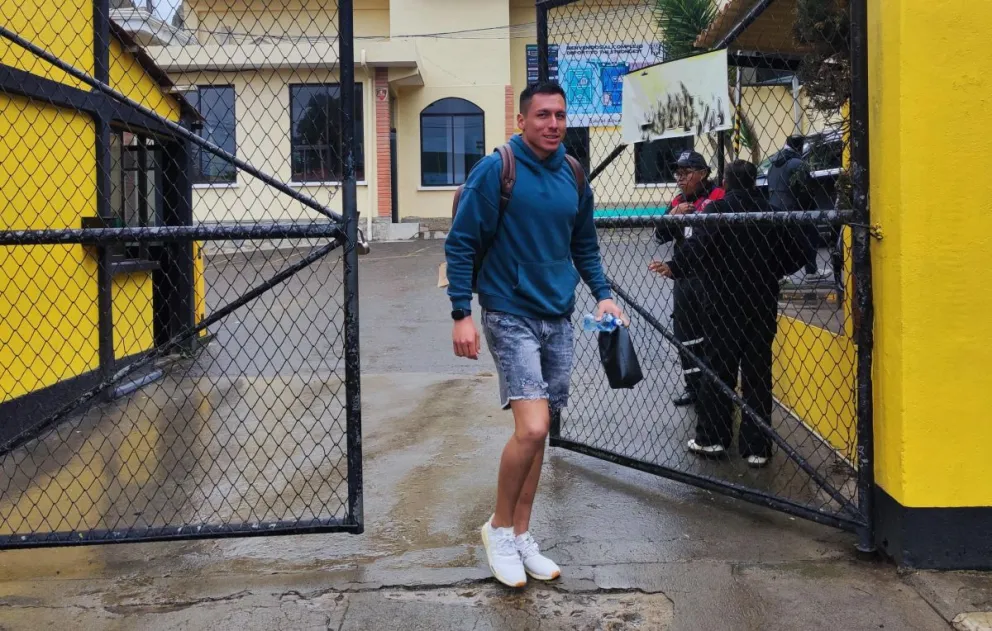 El arquero Alejandro Torres sale del Complejo de Achumani después de un entrenamiento del plantel. Foto: Sports 360