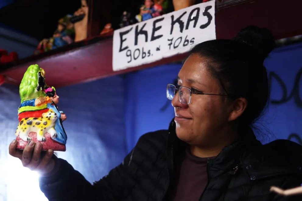 Danitza Luna, artista y creadora de la Ekeka del 2025, posando durante la inauguración de la feria de la 'Alasita', en La Paz (Bolivia). Foto: EFE
