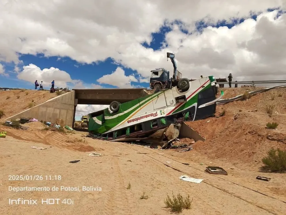 El bus destrozado tras el vuelco que sufrió este domingo. Foto: Captura de video