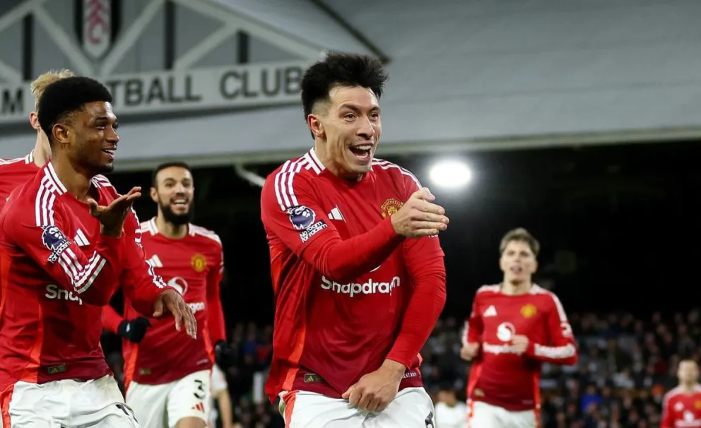 Lisandro Martínez celebra su gol junto a sus compañeros. Foto: Manchester United.