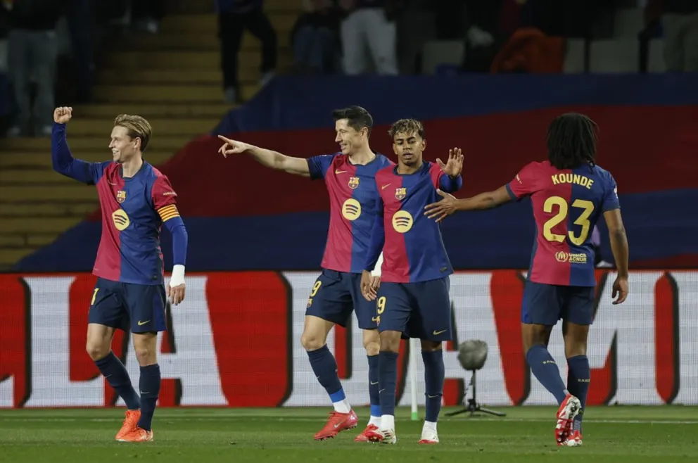 Jugadores del Barcelona celebran por uno de los goles convertidos. Foto: EFE.