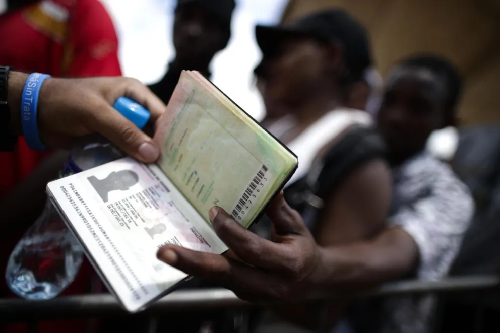 Una persona sosteniendo un pasaporte colombiano. Foto: EFE