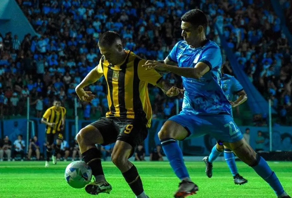 Sebastián Guerrero (izq.), delantero del Tigre, aguanta la marca de Richet Gómez, defensor de Blooming. Foto: club The Strongest