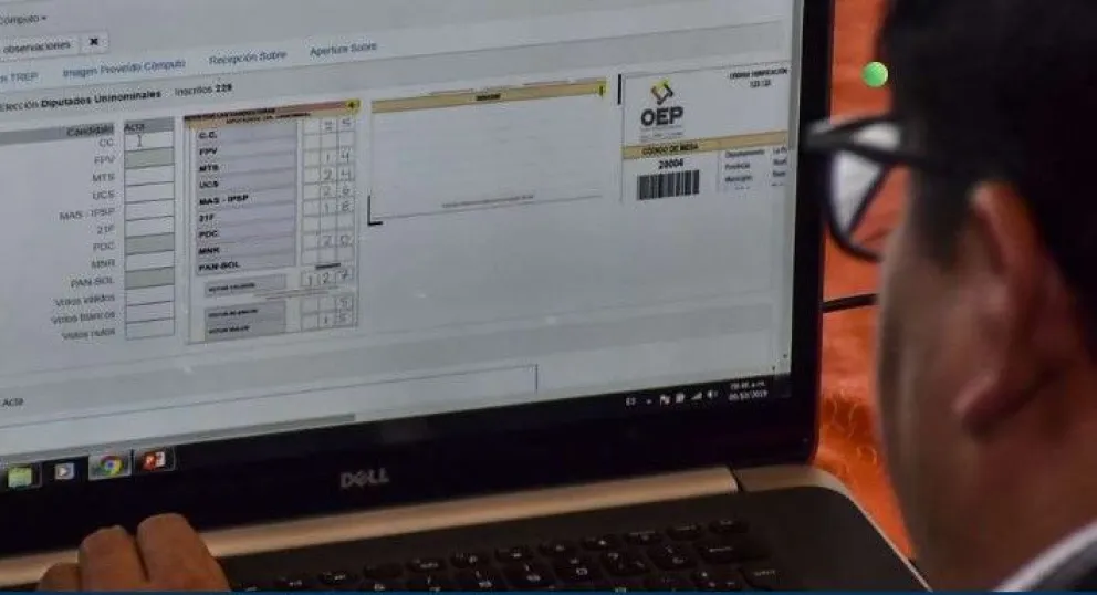 Un técnico revisa información electoral en una imagen de archivo. Foto: OEP