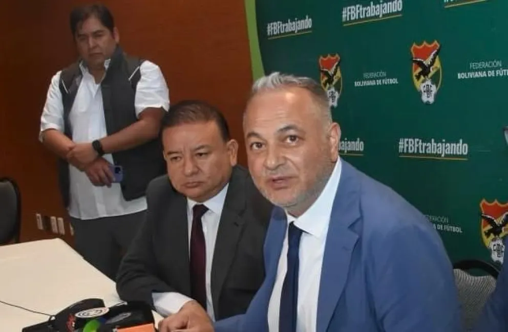 Fernando Costa (der.), presidente de la FBF, en la conferencia de prensa de este lunes. Foto: FBF.