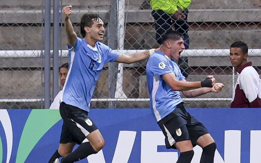 Jugadores de la selección uruguaya celebran uno de los seis goles que le hicieron a Paraguay. Foto: Conmebol