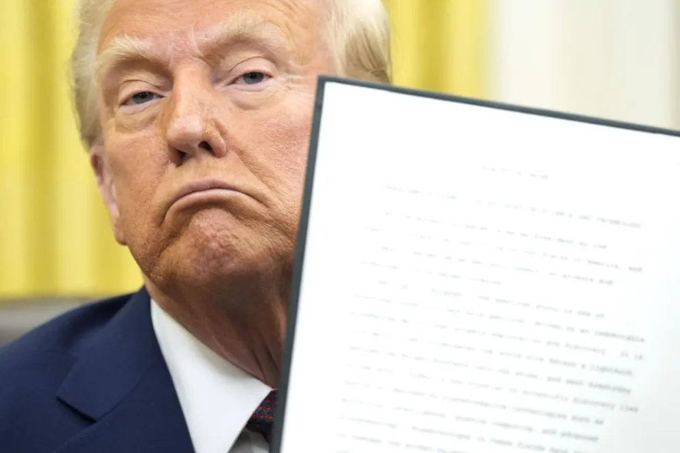 Donald Trump, firma órdenes ejecutivas en la Oficina Oval de la Casa Blanca en Washington. Foto: EFE