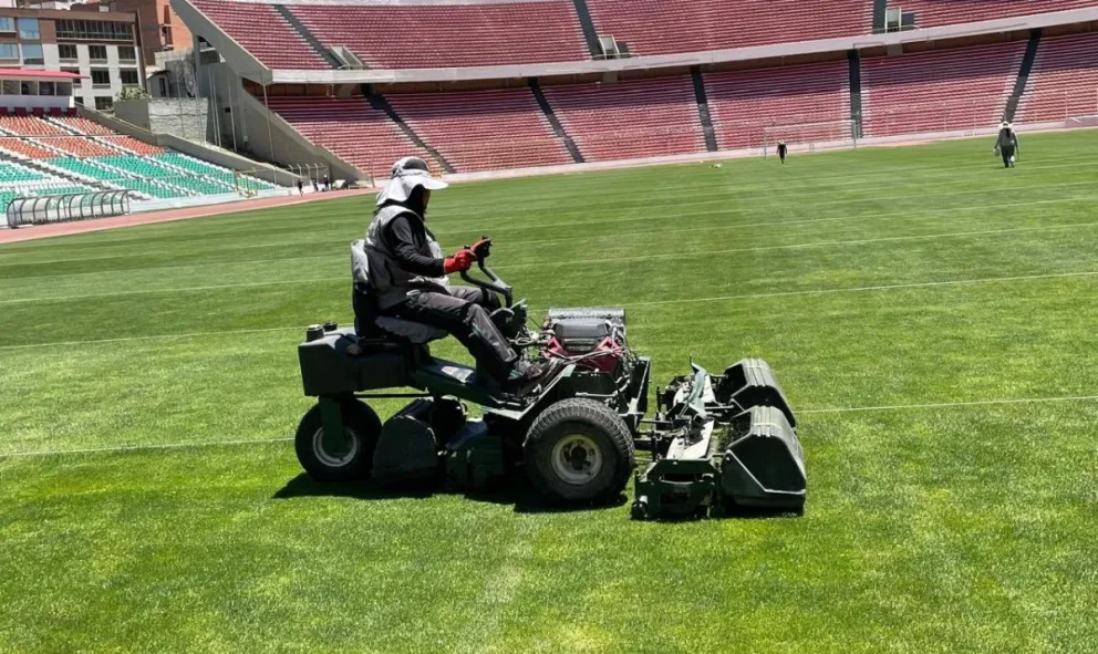 Imagen anterior del corte de césped del estadio Hernando Siles. Foto: Jorge Asturizaga.