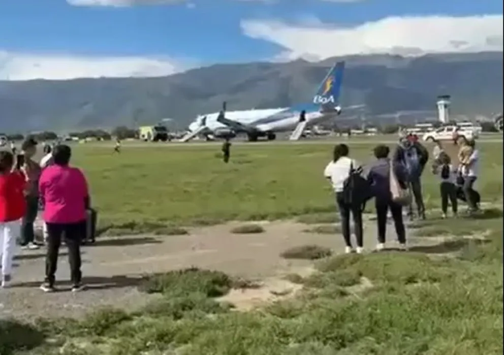 Pasajeros de Boa evacuados en la pista, luego del percance en uno de los motores de la aeronave. Foto: Captura 