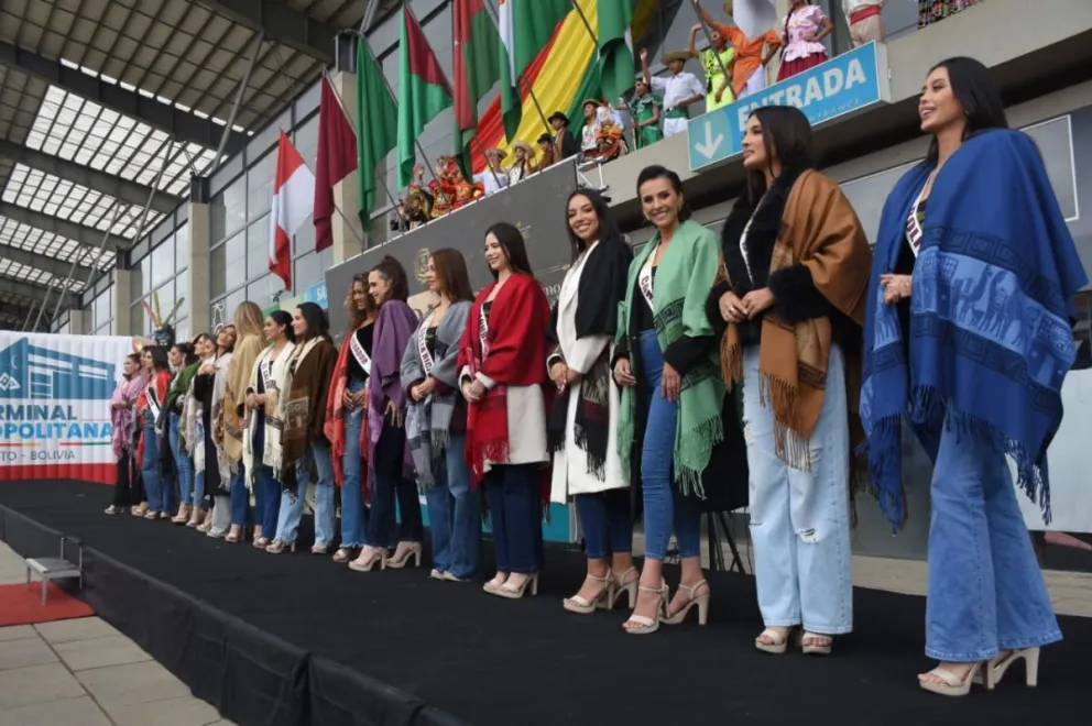 Reinas de belleza después de después de arribar a El Alto. Foto: APG 