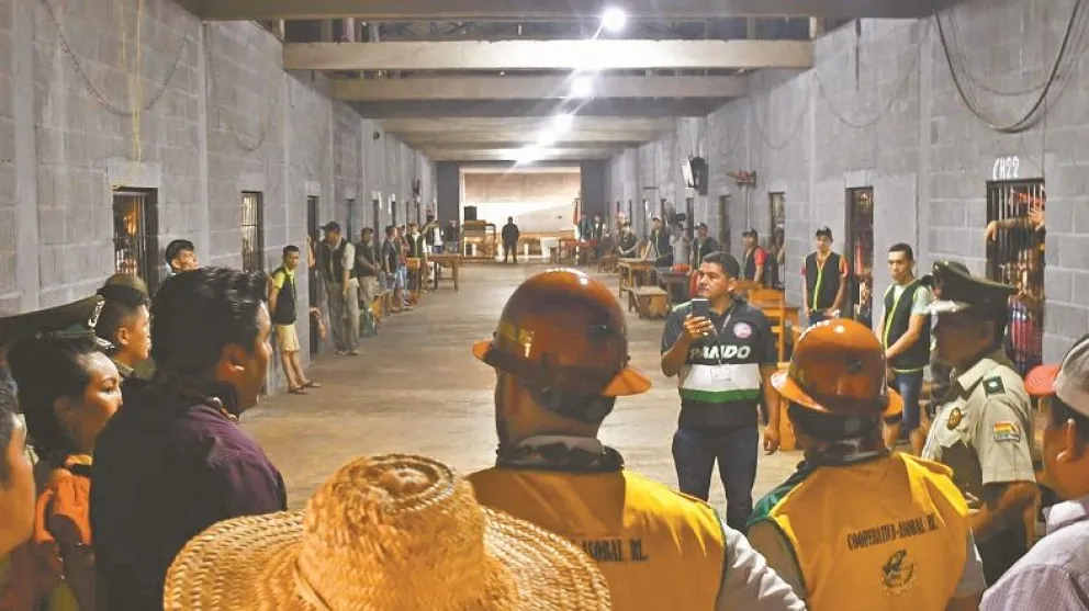 Autoridades, en una inspección al Centro de Reinserción Social de Riberalta, Beni, inaugurado en noviembre de 2024. Foto: DGRP
