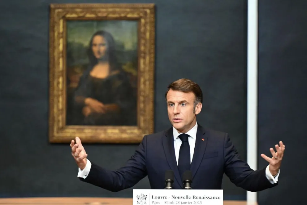 El presidente de Francia, Emmanuel Macron, pronuncia un discurso frente a la obra maestra de Leonardo da Vinci, la Mona Lisa. Foto: EFE 
