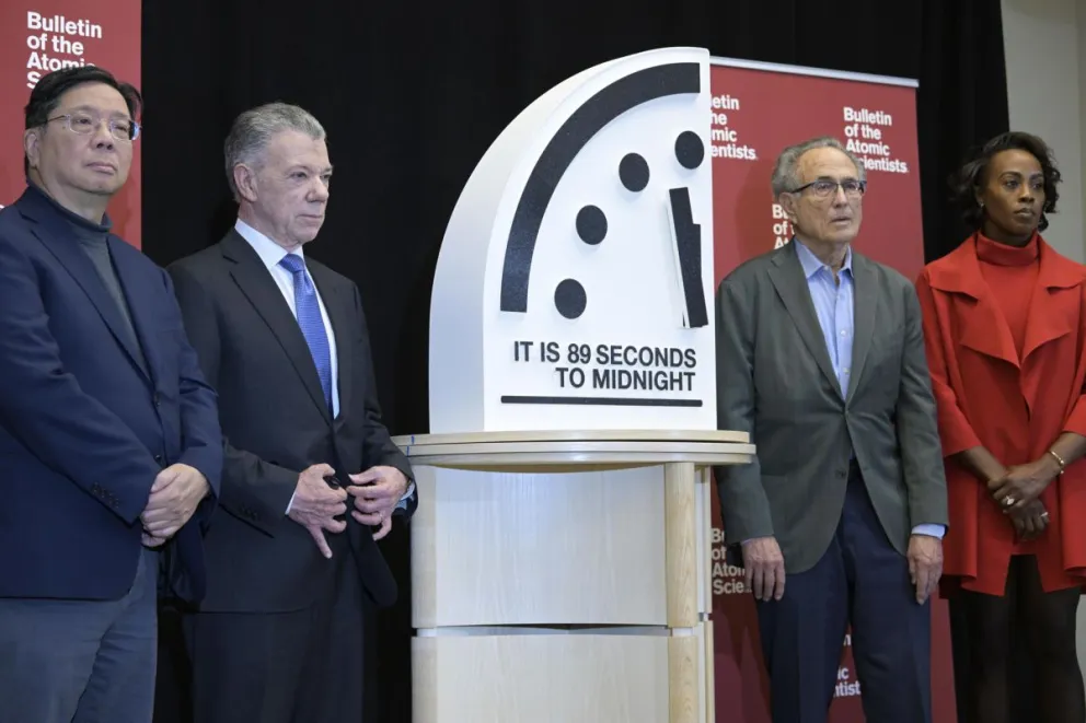 Miembros del Boletín de Científicos Atómicos en una conferencia de prensa para anunciar el "Reloj del Juicio Final". Foto: EFE