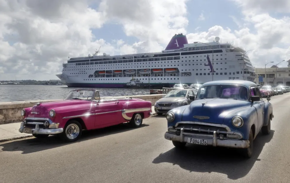 El crucero Ambition, operado por la naviera británica Ambassador Cruise Line, arribó el lunes al puerto de La Habana, en su primera operación en aguas cubanas. Foto: EFE