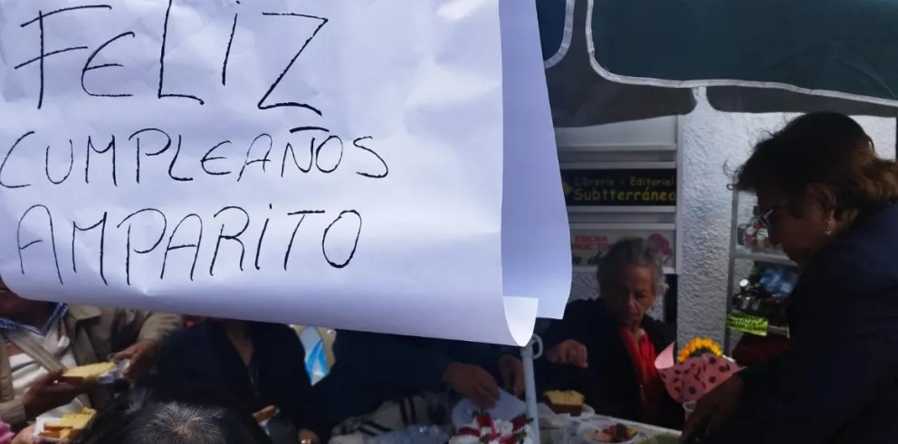 Amparo Carvajal celebró su cumpleaños en plena vigilia, en la avenida 6 de Agosto. Foto: Anahí Cazas / Visión 360