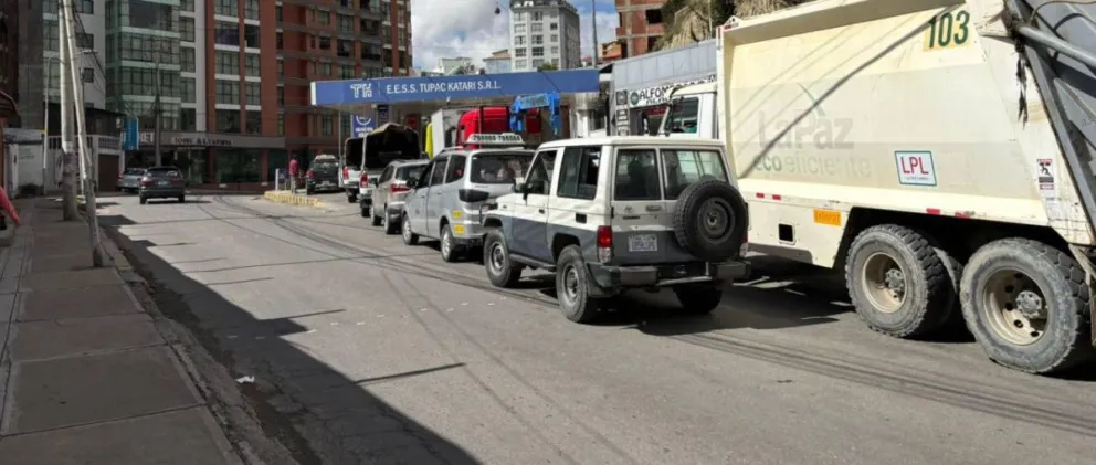 Vehículos en una estación de servicio. Foto: Unitel