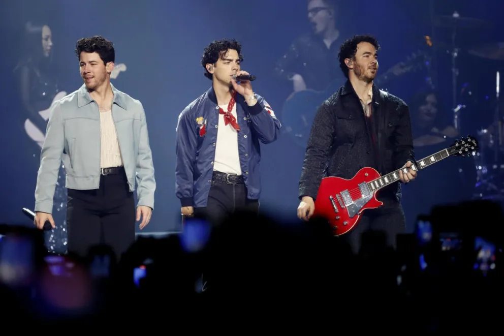 Los cantantes Nick (i), Joe (d) y Kevin Jonas (c), integrantes de la banda Jonas Brothers. Foto: EFE