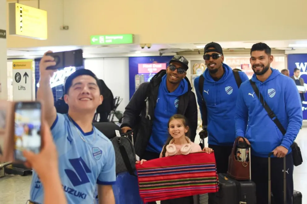 Cordano (der.), Gomes y Quinteros se sacan con una fotografía con hinchas en Londres. Foto: Club Bolívar.