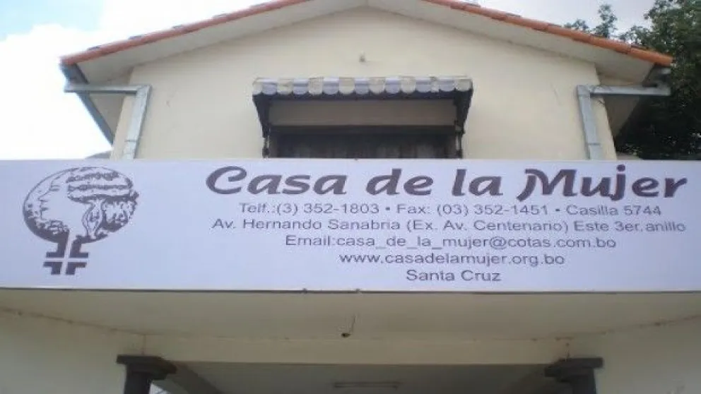 La fachada de la Casa de la Mujer, en la ciudad de Santa Cruz. Foto: Erbol