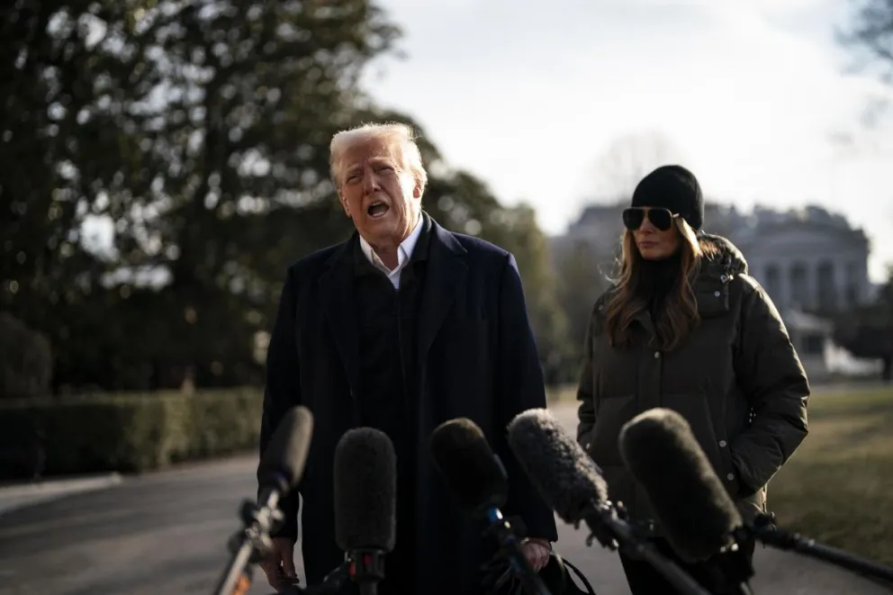 La primera dama de EEUU, Melania Trump observa mientras el presidente Donald Trump habla con miembros de los medios en el Jardín Sur de la Casa Blanca antes de embarcar en el Marine One en Washington, DC. Foto: EFE