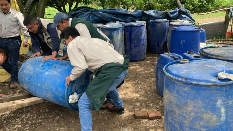 Personal traslada los turriles con el combustible. Foto: Fiscalía Departamental de Cochabamba