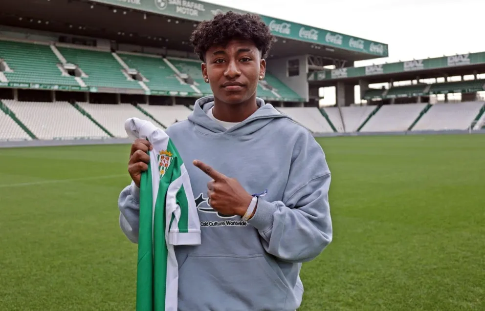 Timorán muestra la camiseta del Córdoba CF luego de firmar su primer contrato profesional. Foto: Córdoba 