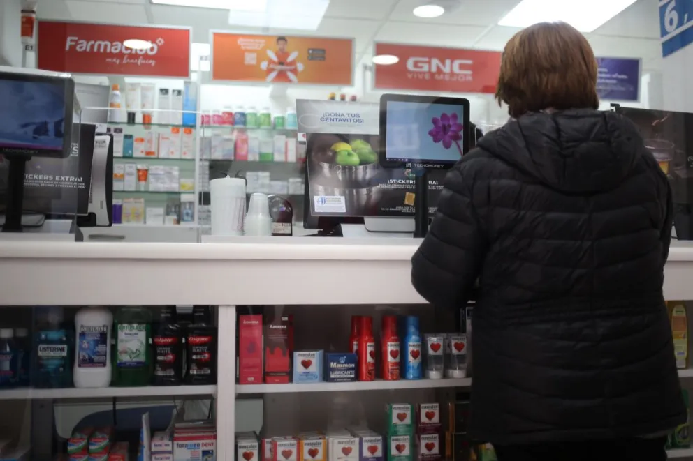 Una persona compra medicamentos en una farmacia este martes, en La Paz (Bolivia). Foto: EFE