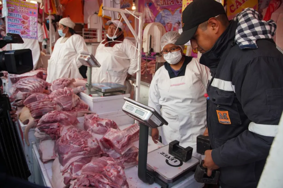 Controles en la venta de carne de cerdo en la zona Garita de Lima de La Paz, en 2024. Foto. Abi