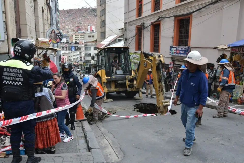 Los trabajos en la vía del centro de La Paz. Fotos: APG