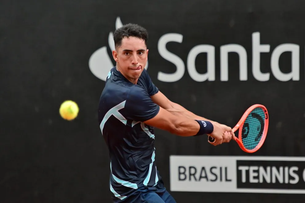 Murkel se apresta para golpear la pelota en su partido contra Nava. Foto: Instituto Sports.