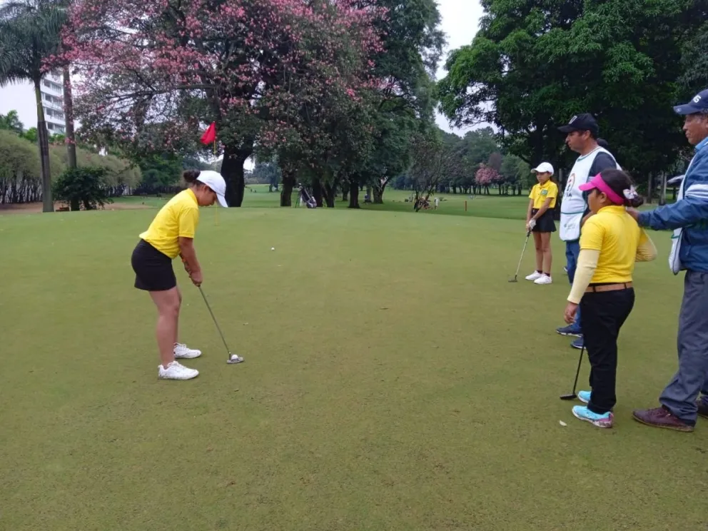 Pequeñas golfistas en un pasado torneo. Foto: Federación Boliviana de Golf.