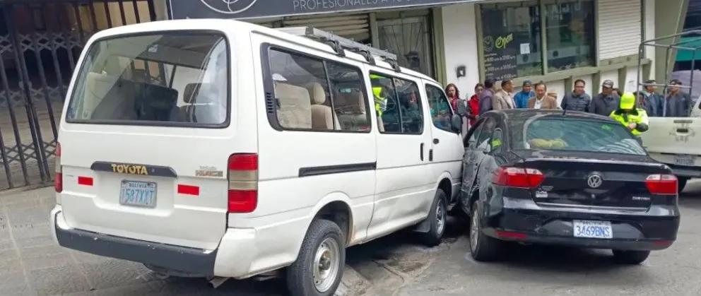 Accidente de tránsito que ocurrió ayer, en la calle Genaro Sanjinés. Foto: Unitel