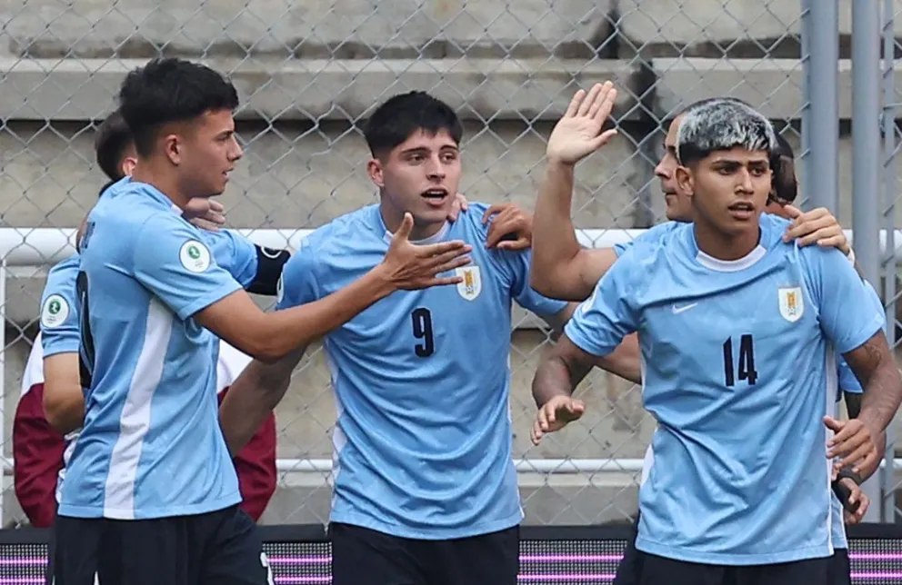 Jugadores uruguayos celebran por uno de sus dos goles convertidos. Foto: Conmebol.