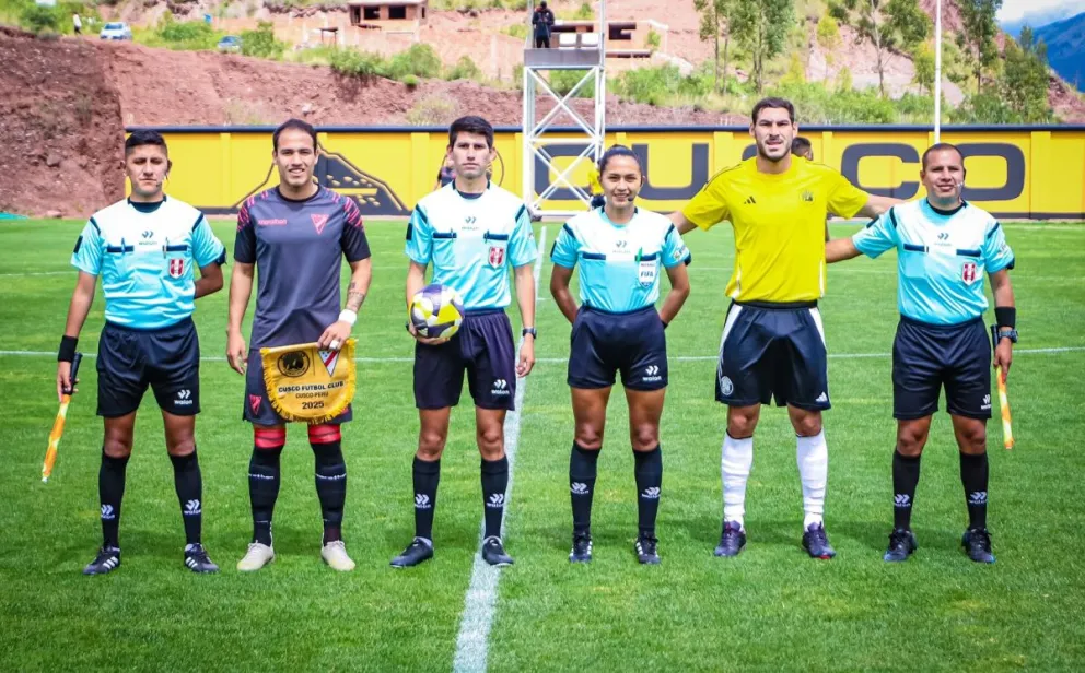 Marcelo Suárez (segundo desde la izquierda), capitán de Always, en la ceremonia previa al inicio del partido. Foto: Cusco FC