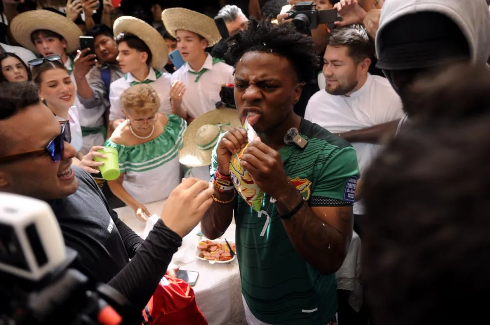 El youtuber estadounidense "Speed" comparte con sus seguidores este miércoles, en Santa Cruz. Foto: EFE