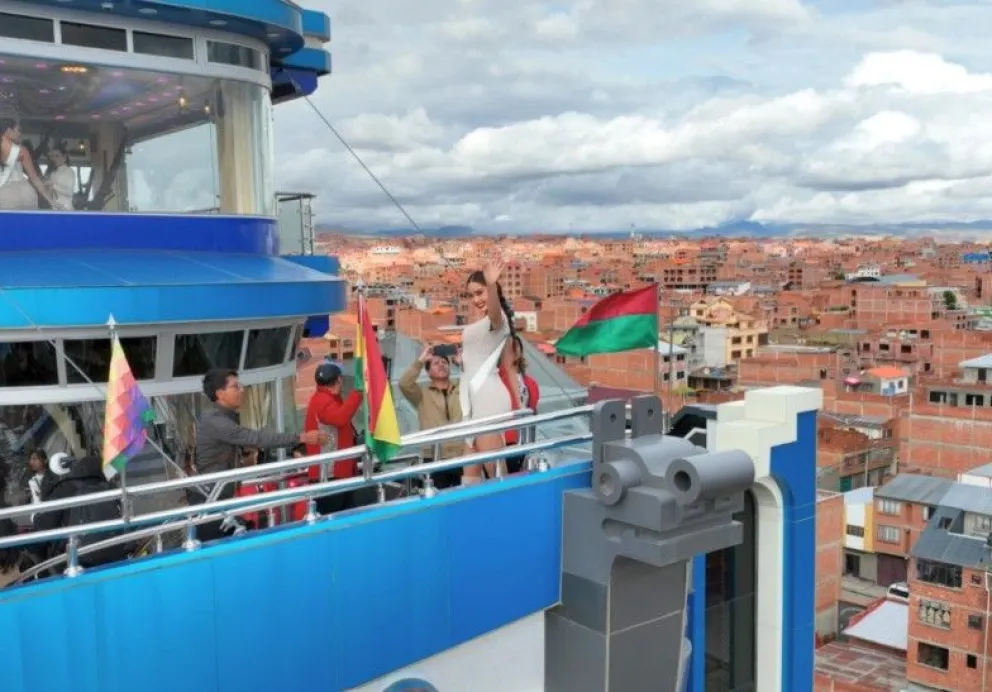Una de las reinas de belleza saluda desde la terraza del Crucero de Los Andes, uno de los cholets más destacados de El Alto. Foto: GAMEA